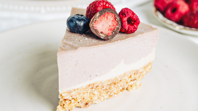 Fruchtige Erfrischung: Raw Cake mit Beeren und Kokos