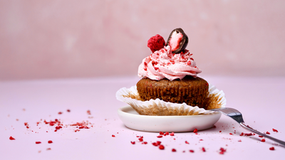 Fruchtige Valentinstag-Cupcakes mit pinkem Topping