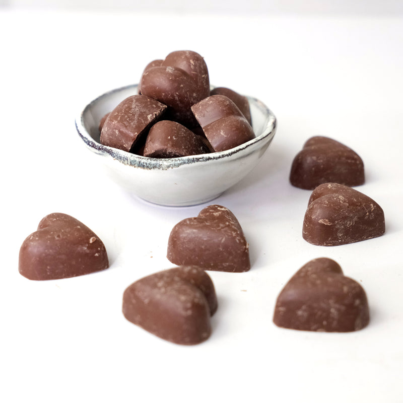 Bio Schoko-Herzen aus veganer heller Schokolade mit 42 % Kakaoanteil