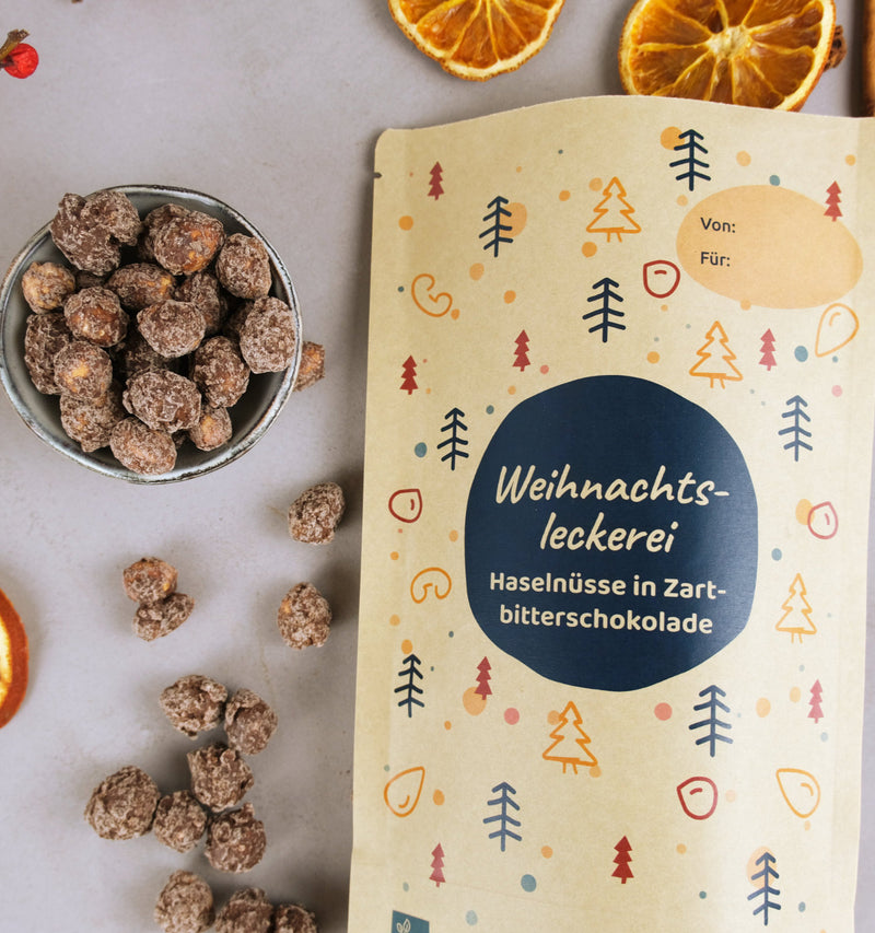 Bio Weihnachtsleckerei gebrannte Haselnüsse mit Zartbitterschokolade