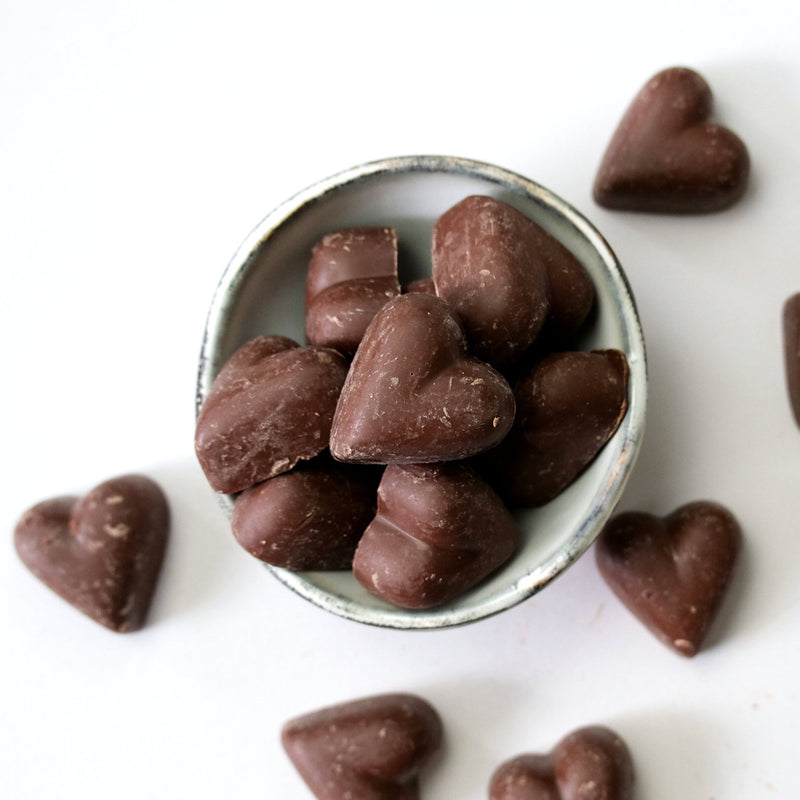 Bio Schoko-Herzen aus veganer heller Schokolade mit 42 % Kakaoanteil