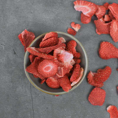 Bio gefriergetrocknete Erdbeeren in Scheiben